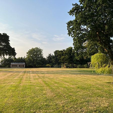 Stay At 'The Elms' In Tranquil Church Norton, Selsey - Ground Floor Bedroom, Own Private Bathroom, Quiet Beach, 2 Acre Garden By The Sea, On Edge Of Wildlife Nature Reserve מראה חיצוני תמונה