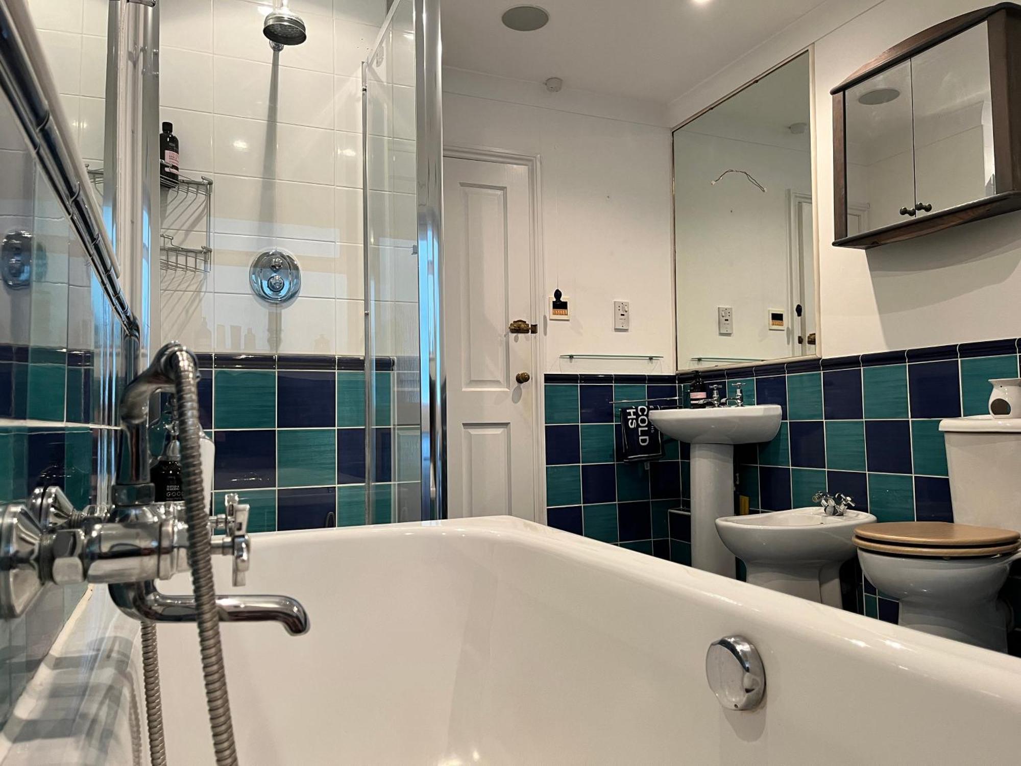 Stay At 'The Elms' In Tranquil Church Norton, Selsey - Ground Floor Bedroom, Own Private Bathroom, Quiet Beach, 2 Acre Garden By The Sea, On Edge Of Wildlife Nature Reserve מראה חיצוני תמונה