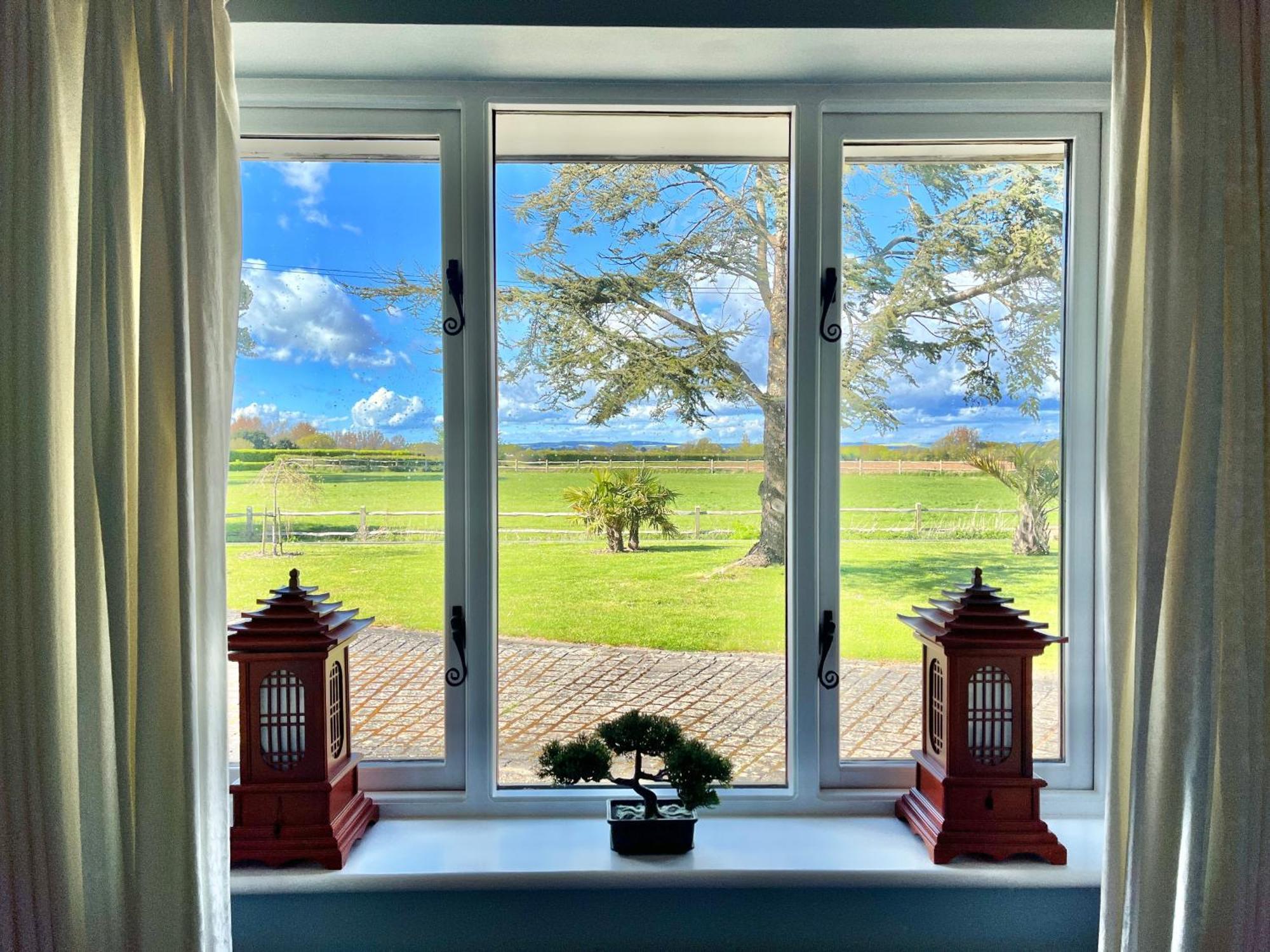 Stay At 'The Elms' In Tranquil Church Norton, Selsey - Ground Floor Bedroom, Own Private Bathroom, Quiet Beach, 2 Acre Garden By The Sea, On Edge Of Wildlife Nature Reserve מראה חיצוני תמונה