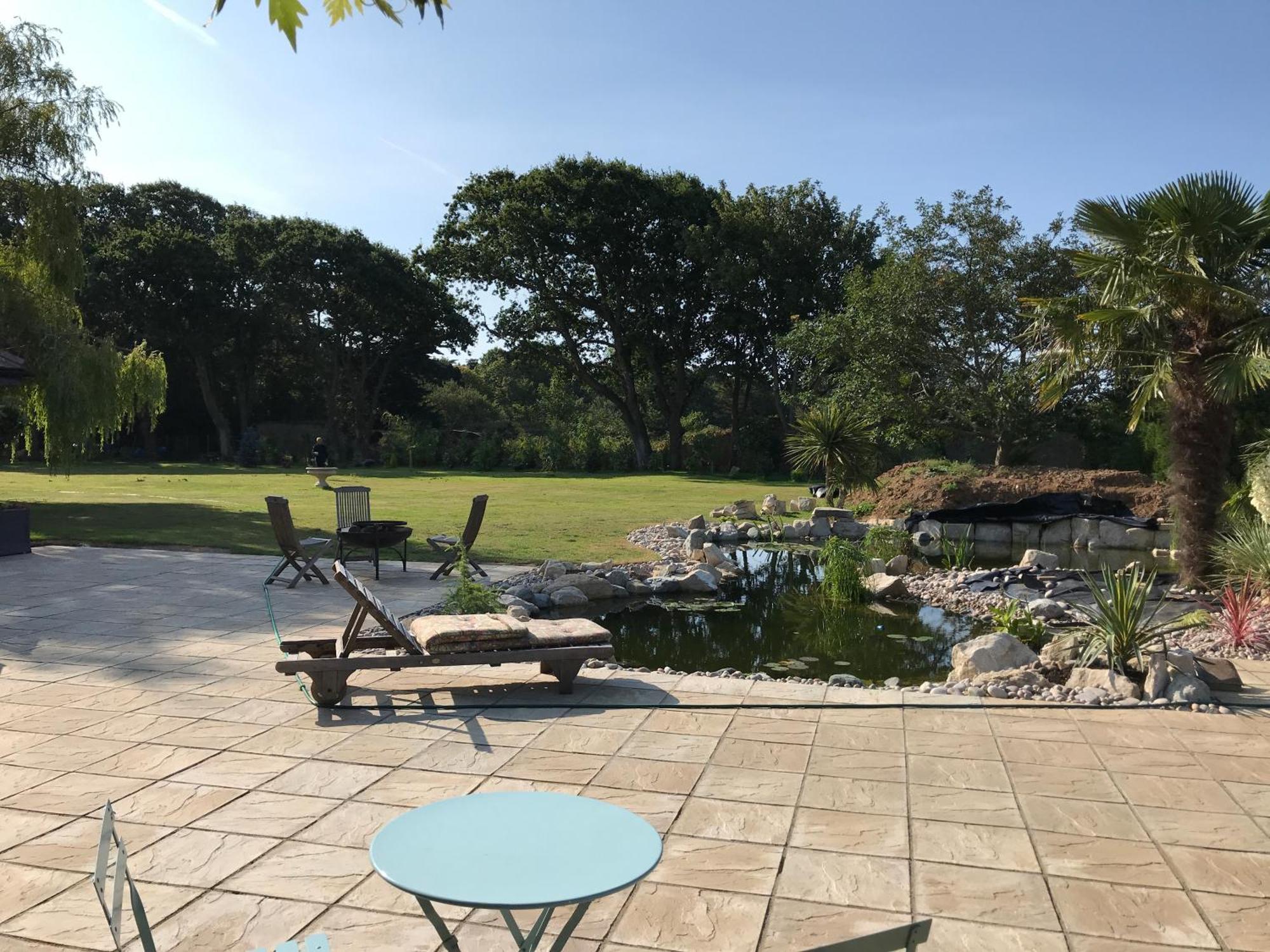 Stay At 'The Elms' In Tranquil Church Norton, Selsey - Ground Floor Bedroom, Own Private Bathroom, Quiet Beach, 2 Acre Garden By The Sea, On Edge Of Wildlife Nature Reserve מראה חיצוני תמונה
