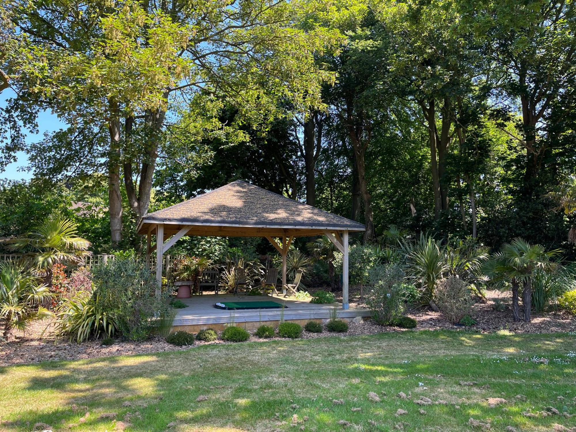 Stay At 'The Elms' In Tranquil Church Norton, Selsey - Ground Floor Bedroom, Own Private Bathroom, Quiet Beach, 2 Acre Garden By The Sea, On Edge Of Wildlife Nature Reserve מראה חיצוני תמונה