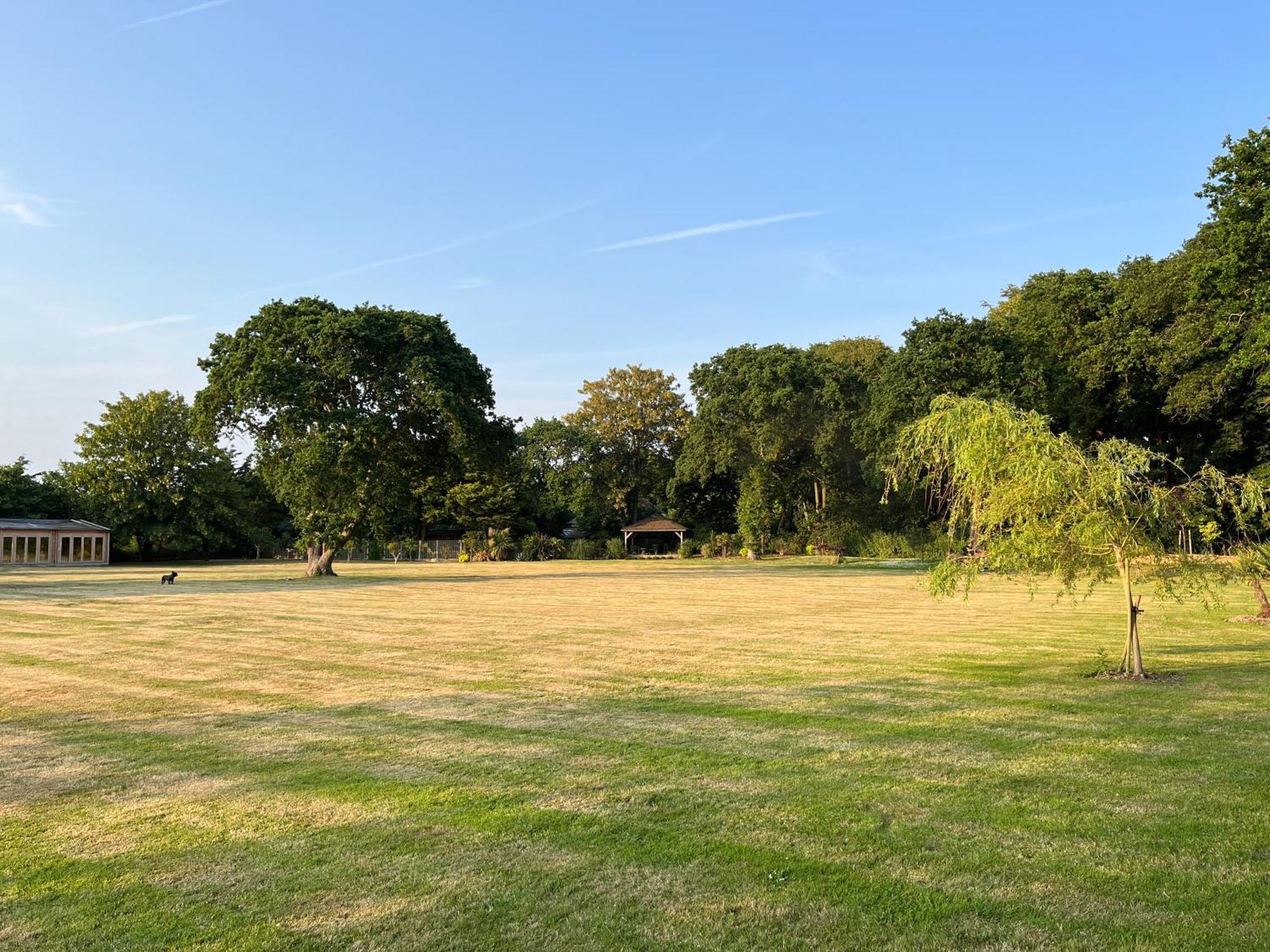 Stay At 'The Elms' In Tranquil Church Norton, Selsey - Ground Floor Bedroom, Own Private Bathroom, Quiet Beach, 2 Acre Garden By The Sea, On Edge Of Wildlife Nature Reserve מראה חיצוני תמונה